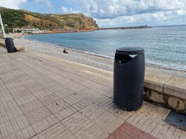 Papeleras al borde de la playa