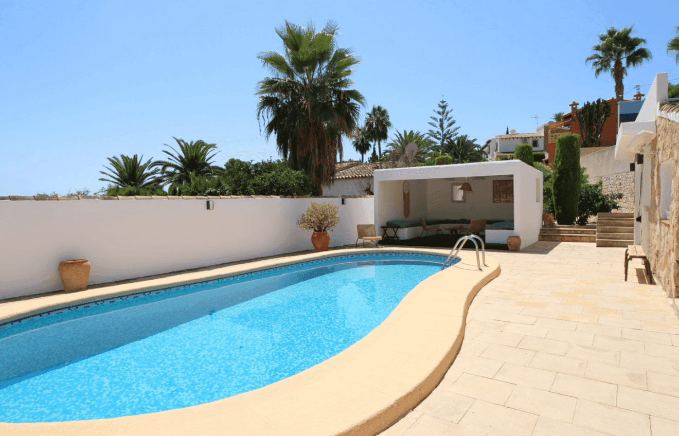Piscina con zona chill out de la vivienda