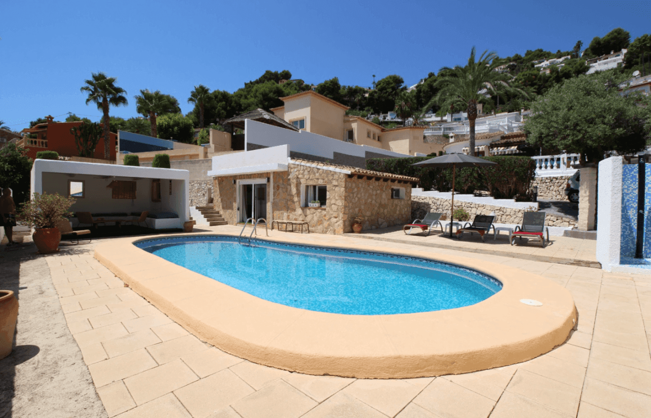 Piscina con zona chill out y apartamento independiente