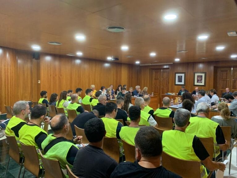 Policías de Xàbia en el pleno ordinario