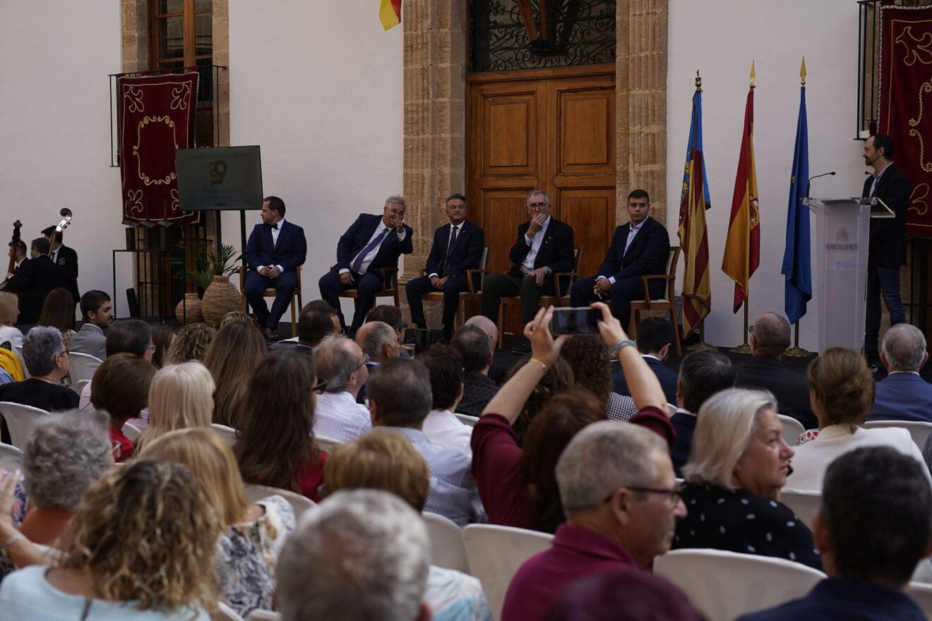 Premios Vila de Xàbia en el 9 d'Octubre 02