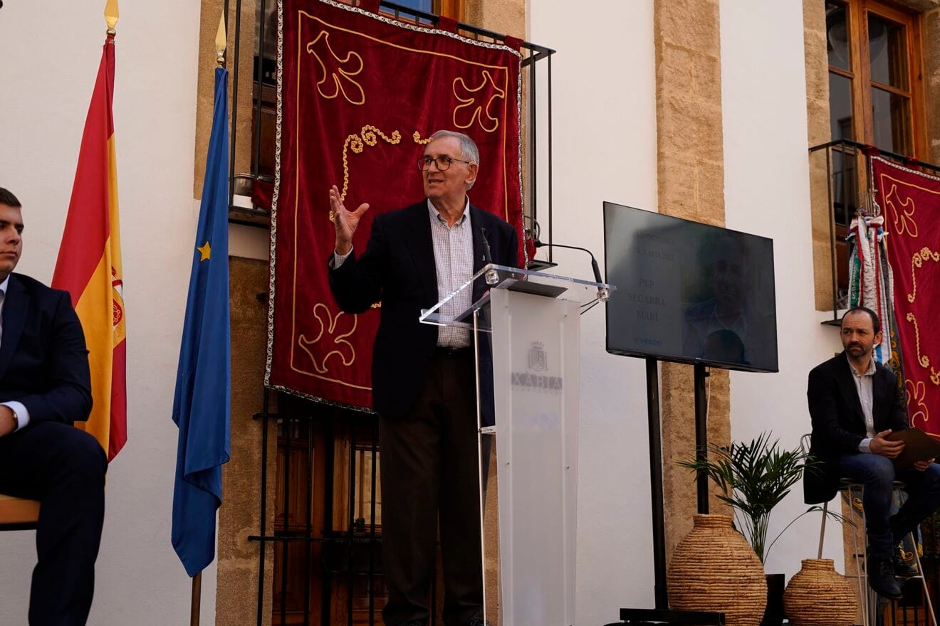 Pep Segarra recoge el premios Vila de Xàbia en el 9 d'Octubre