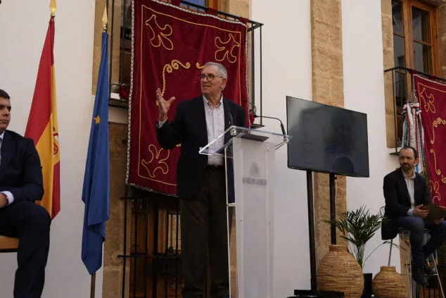 Imagen: Pep Segarra recoge el premios Vila de Xàbia en el 9 d'Octubre