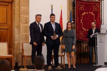 Carla y Miguel, nietos de Esperanza recogen el Premios Vila de Xàbia
