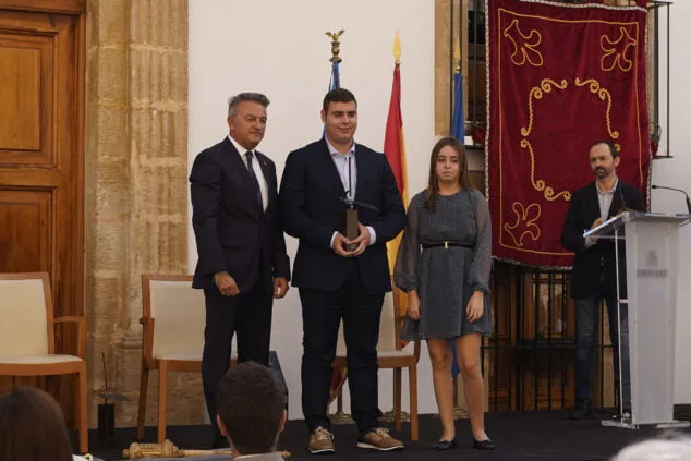 Imagen: Carla y Miguel, nietos de Esperanza recogen el Premios Vila de Xàbia