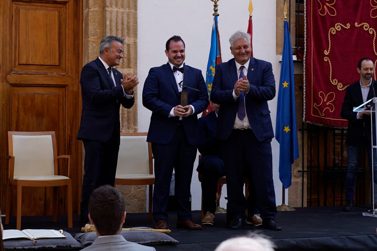 El presidente del CAM recoge el Premio Vila de Xàbia en el 9 d'Octubre