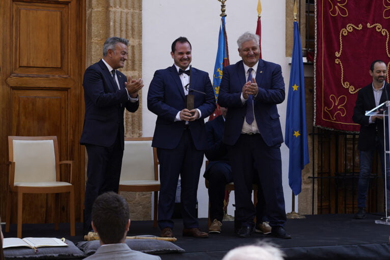 El presidente del CAM recoge el Premio Vila de Xàbia en el 9 d'Octubre