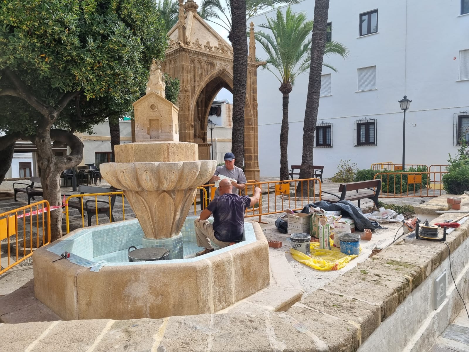 Restauración de la fuente de  la Plaza de Vicent de Gracia