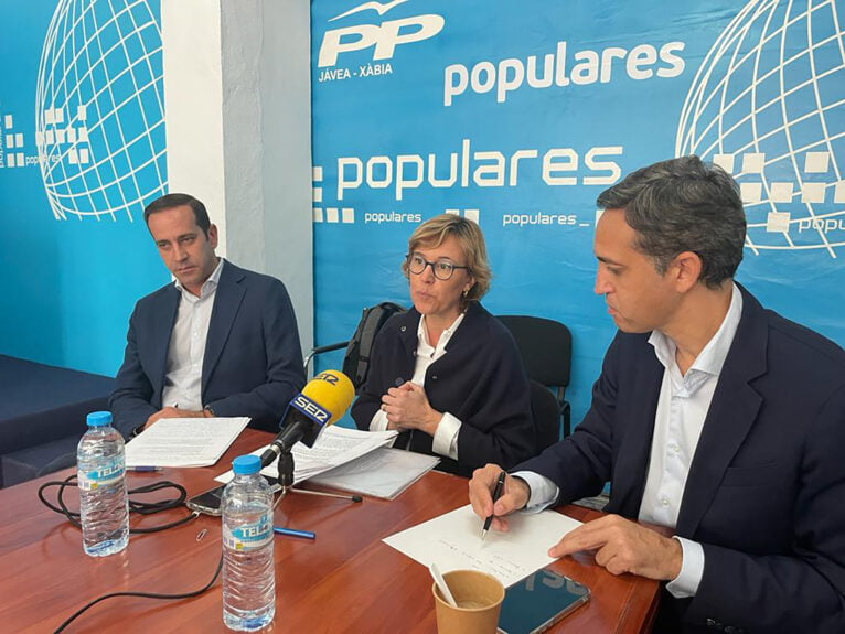 Rosa Cardona, candidata popular de Xàbia, junto al diputado del PP de Alicante, César Sánchez, y el coordinador de PP Marina Alta, Arturo Poquet