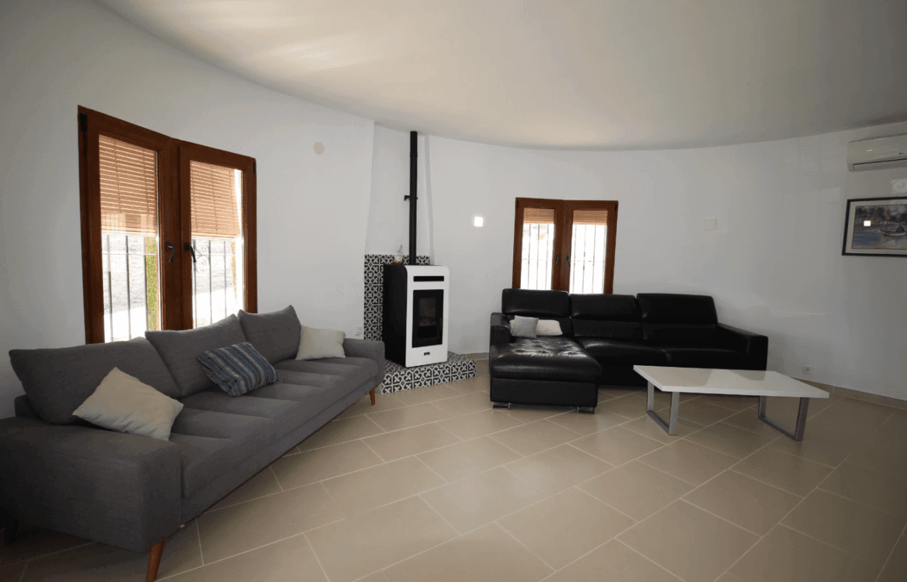 Salón de la vivienda con chimenea y aire acondicionado