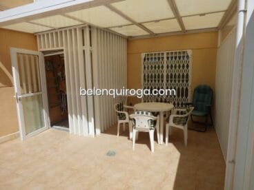 Terraza cubierta con zona de descanso