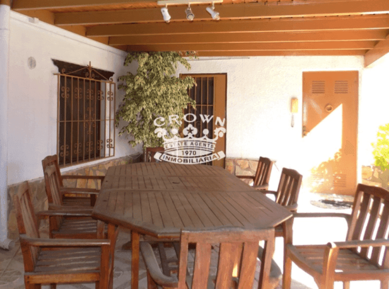 Terraza cubierta de la vivienda con conjunto de exterior de madera