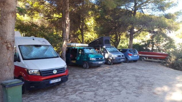 Imagen: Vehículos campers estacionados en la Granadella
