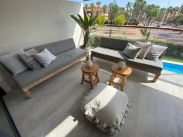Zona chill out en la terraza del apartamento