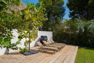 Zona de barbacoa en el jardín