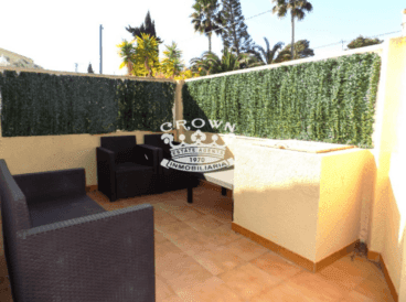 Zona de la terraza equipada con sillones de mimbre