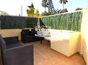 Zona de la terraza equipada con sillones de mimbre