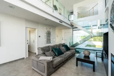 Accede a la planta superior desde el salón de la vivienda