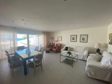 Acceso a la terraza desde el salón-comedor de la vivienda