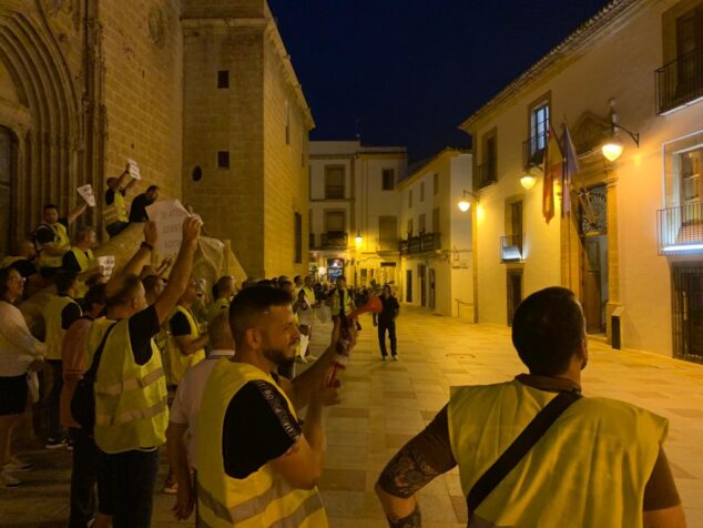 Imagen: Agentes de Policía Local de Xàbia frente al Ayuntamiento