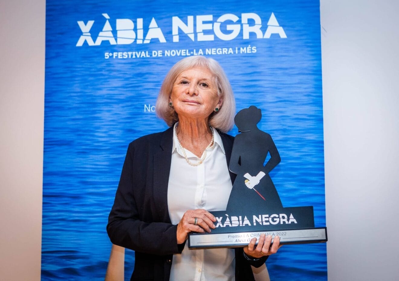Alicia Giménez con el galardón de Xàbia Negra La Criminala
