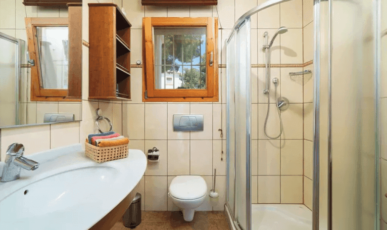 Baño de la vivienda equipado con ducha