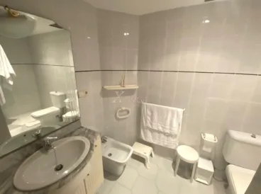Baño de la vivienda equipado con plato de ducha