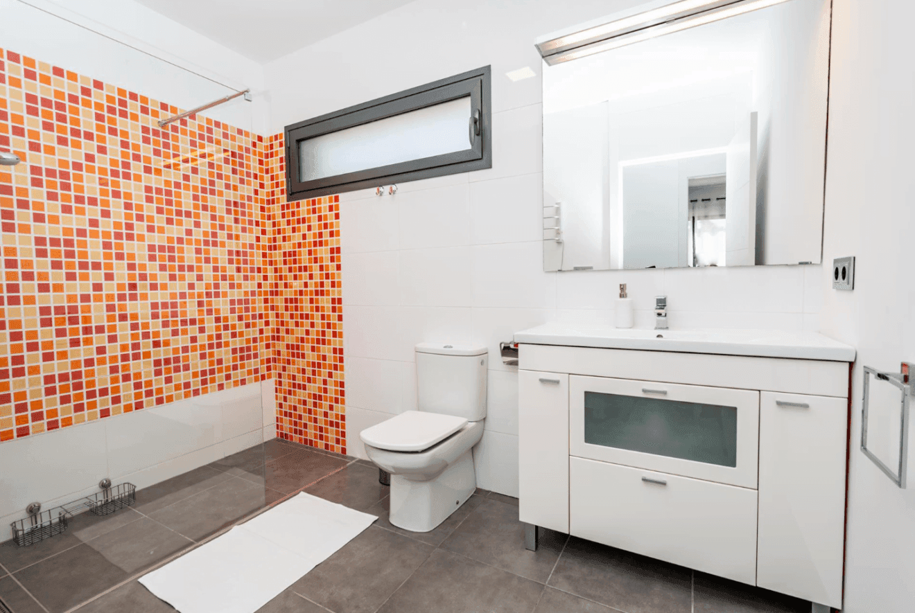 Baño en-suite con un gran plato de ducha