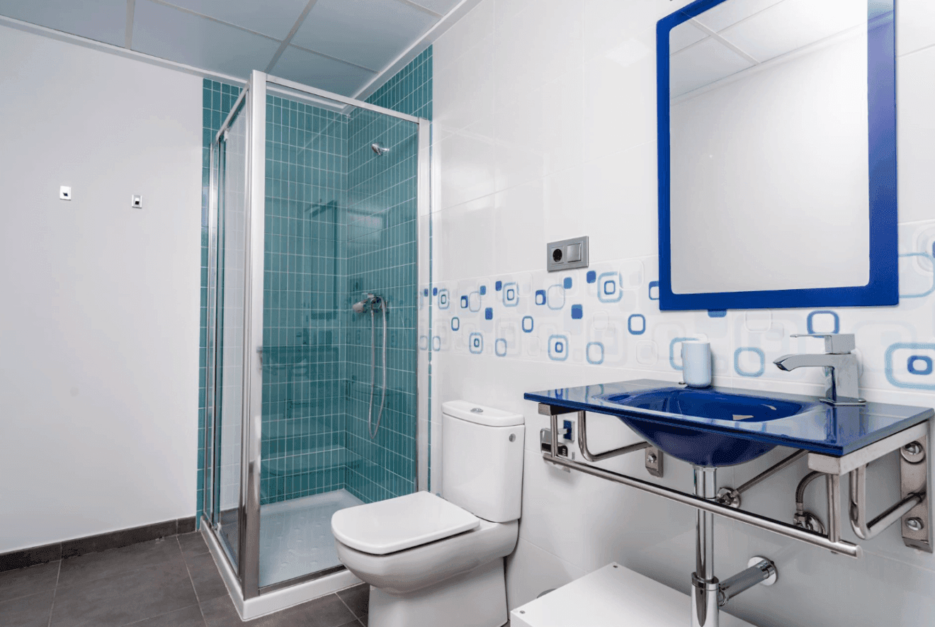 Baño equipado con ducha