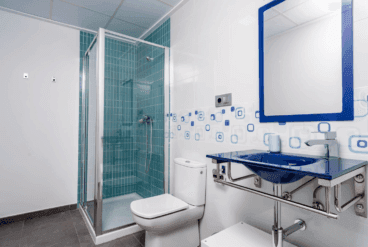 Baño equipado con ducha