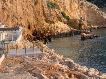 Cala del Tangó tras las obras de refuerzo del dique