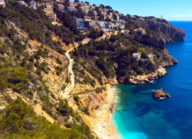 Imagen: Chalets en el acantilado de Cala Ambolo