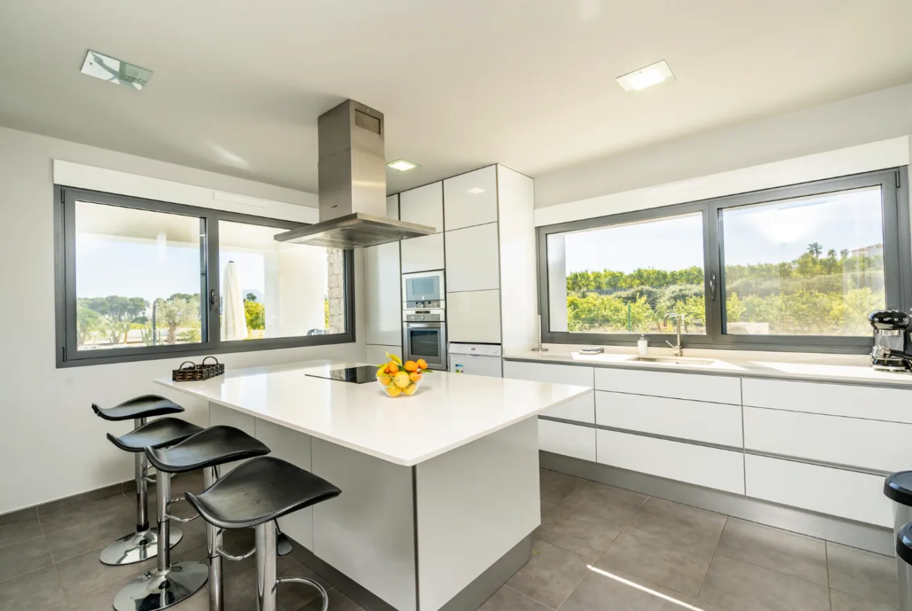 Cocina moderna con isla central totalmente equipada