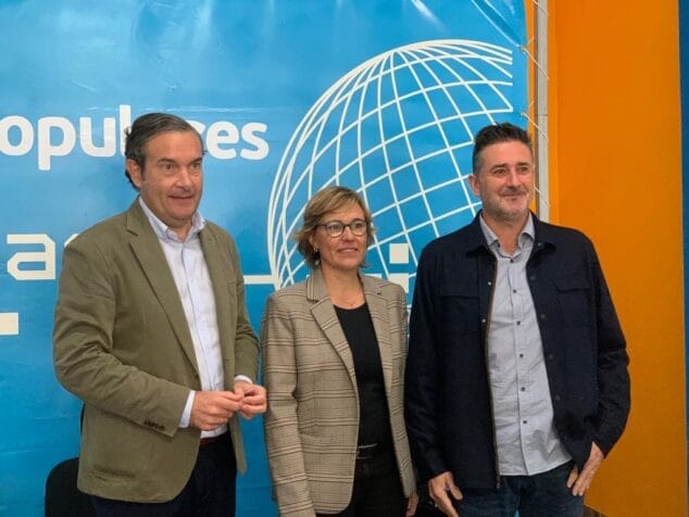 Imagen: Concejales del PP de Xàbia junto al diputado Nando Pastor