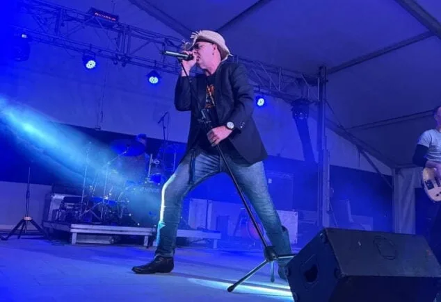 Imagen: Cristóbal Cholbi, de la Rendición, en un concierto