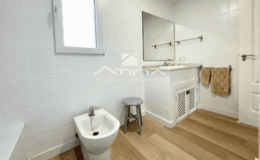 Cuarto de baño de cortesía ubicado en la planta baja