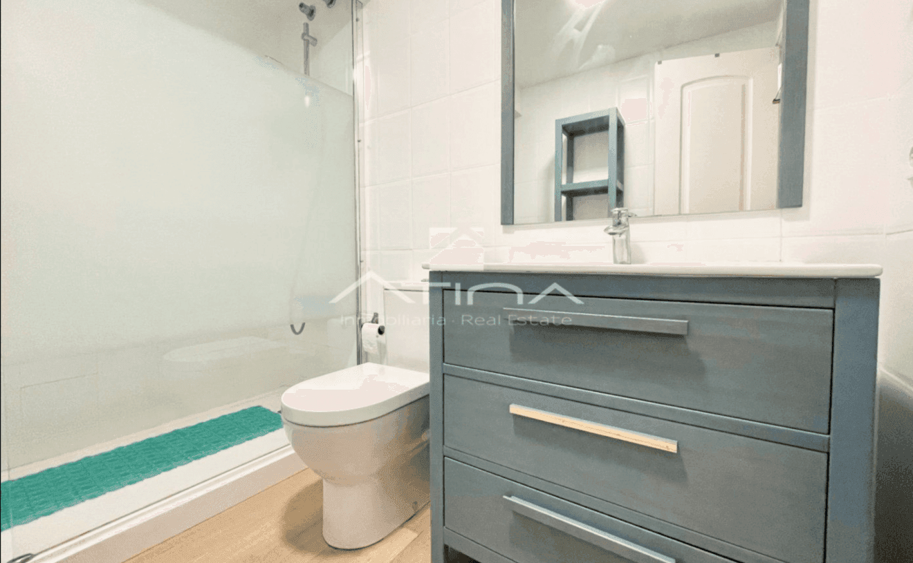 Cuarto de baño en suite equipado con plato de ducha