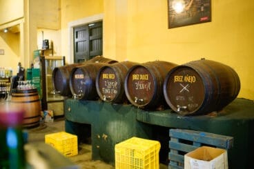 Sie haben Fässer renommierter Weinmarken