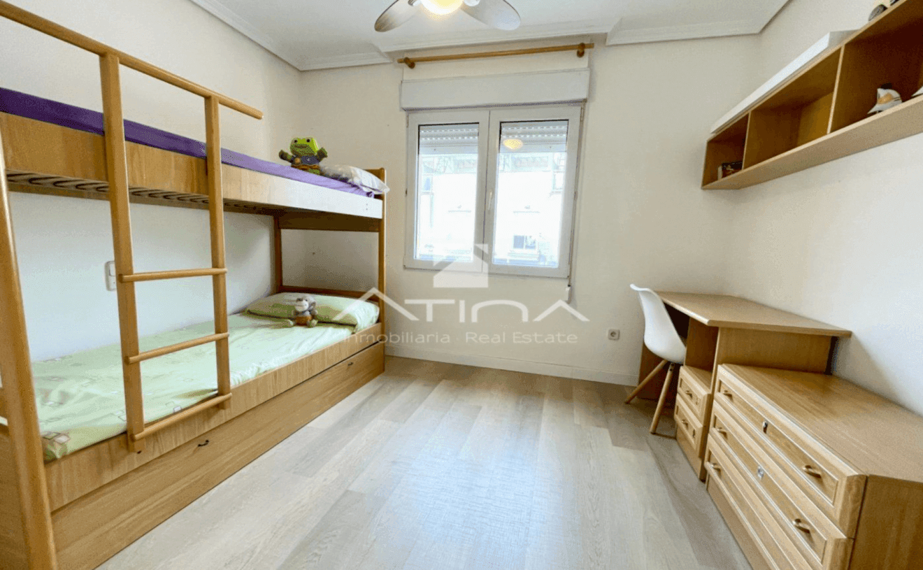 Dormitorio amueblado con mobiliario de madera