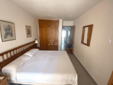 Dormitorio con armario empotrado