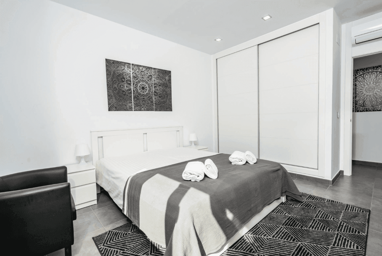 Dormitorio con cama de matrimonio y armario empotrado