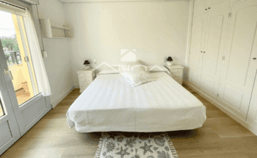 Dormitorio principal con cama de matrimonio y armarios empotrados