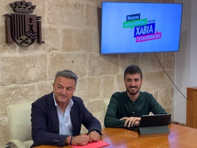 Imagen: El alcalde de Xàbia y el concejal de Hacienda presentan las nuevas medidas económicas