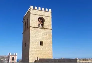 El campanario con las almenas y la campana recién instalada, la Bertomeua
