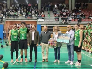 Entrega del detalle a la familia en el Memorial Miguel Buigues Andrés