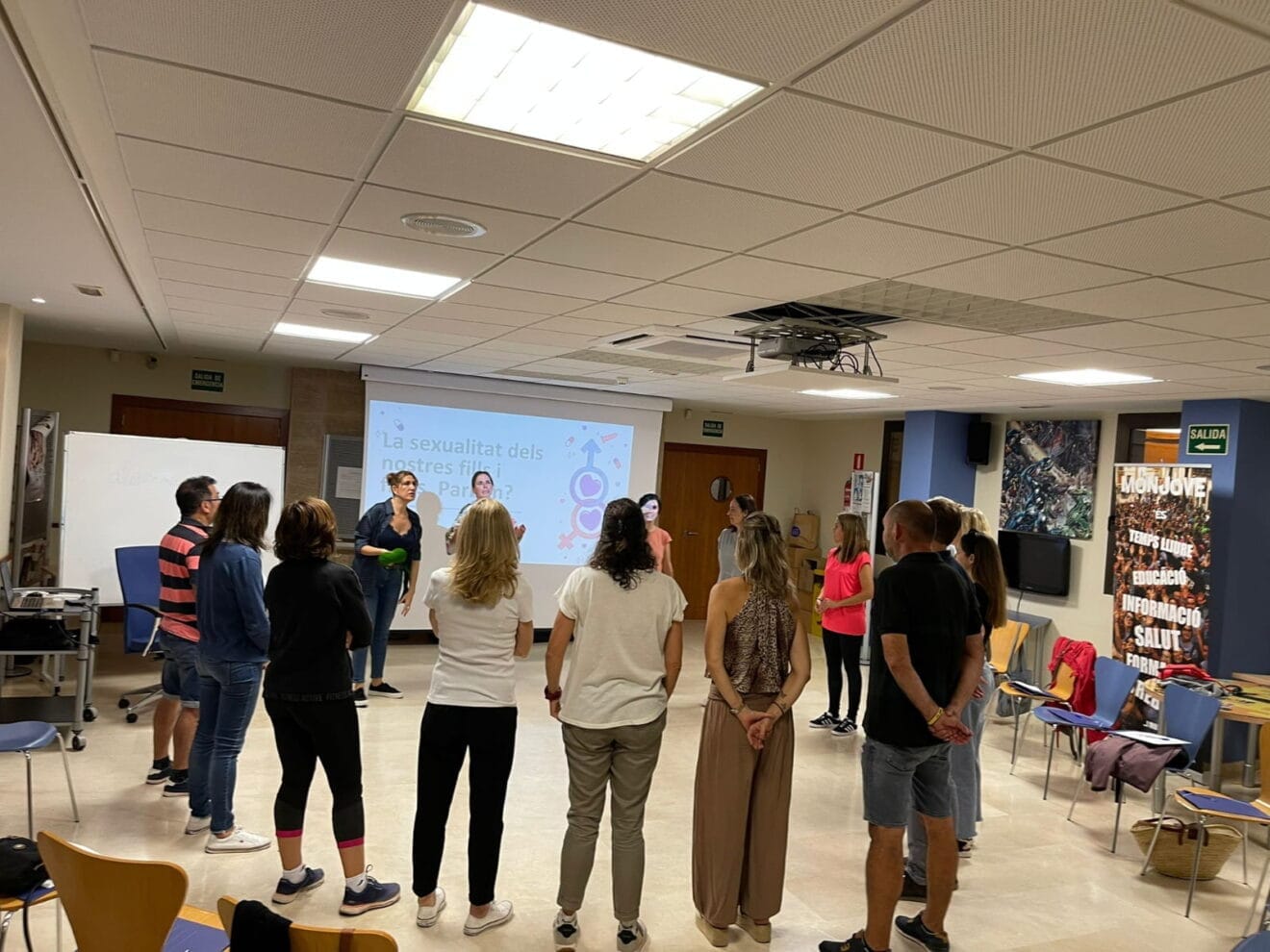 Familias durante la primera sesión del ciclo