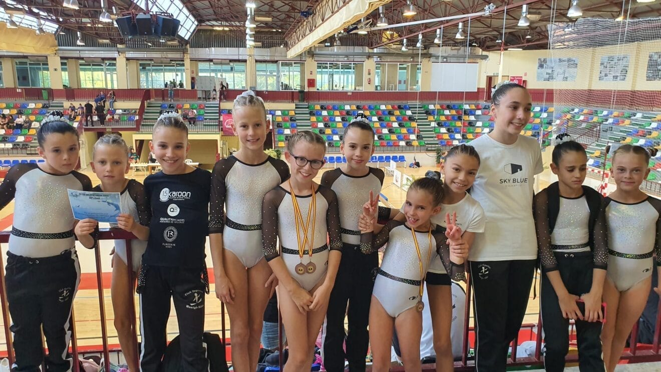 Gimnastas del CD Montgó Xàbia tras la competición