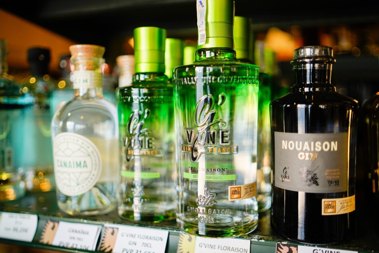 Gran variedad de ginebras en Bodega Aguilar