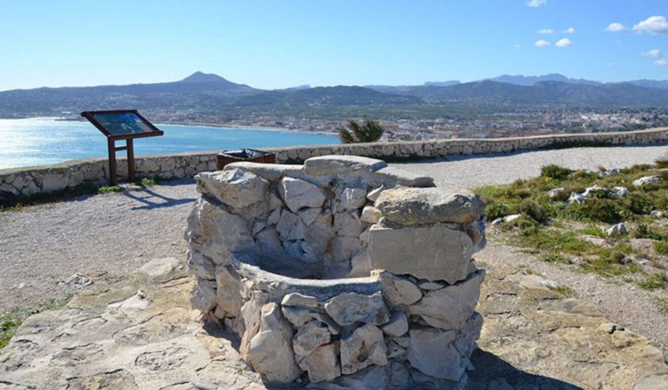 Horno de cal Les Faroleres situado en el Mirador del Cabo San Antonio