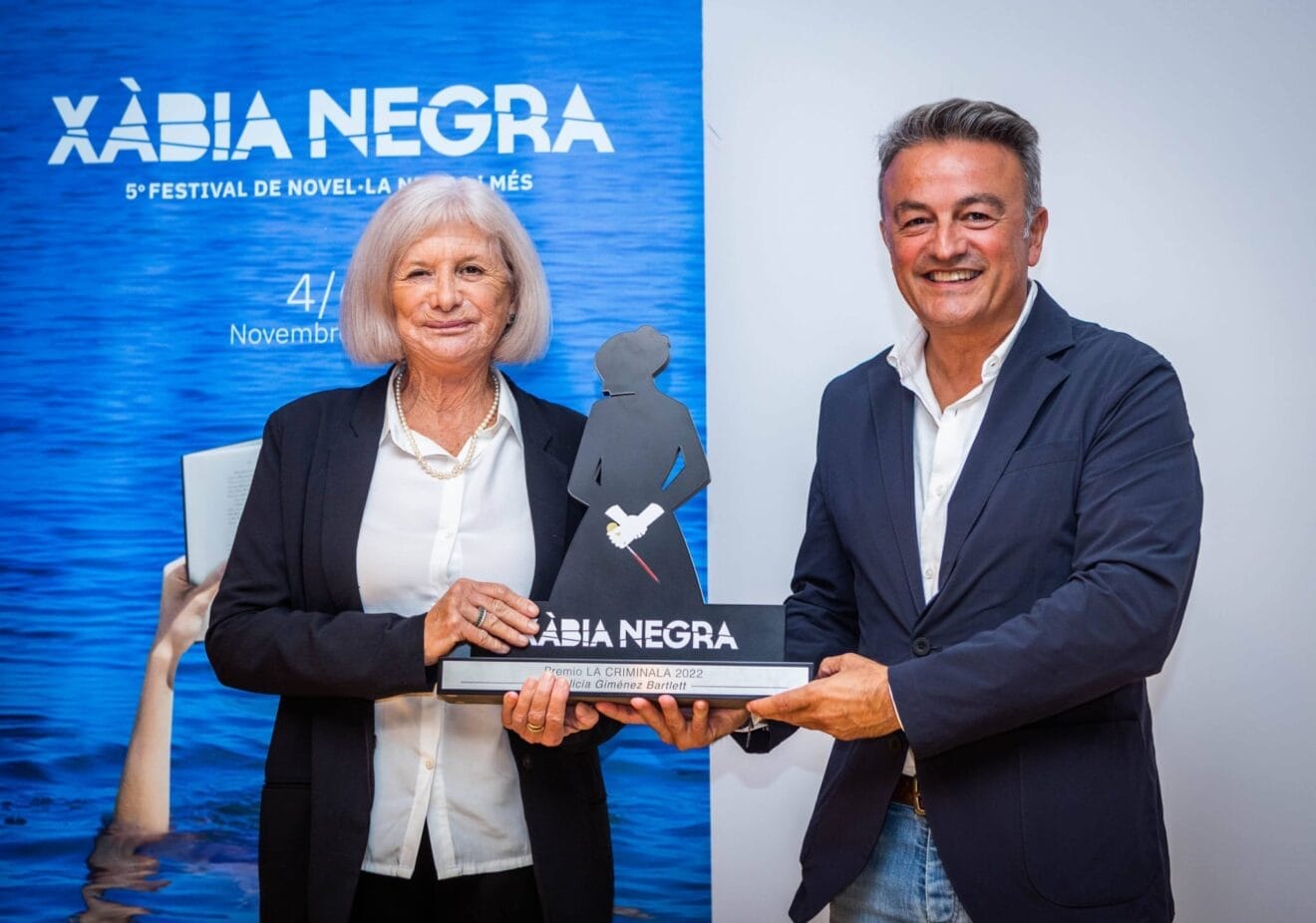 La escritora con el alcalde de Xàbia